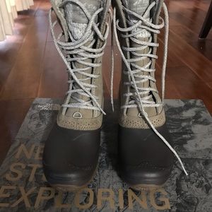 New north face women snowboot